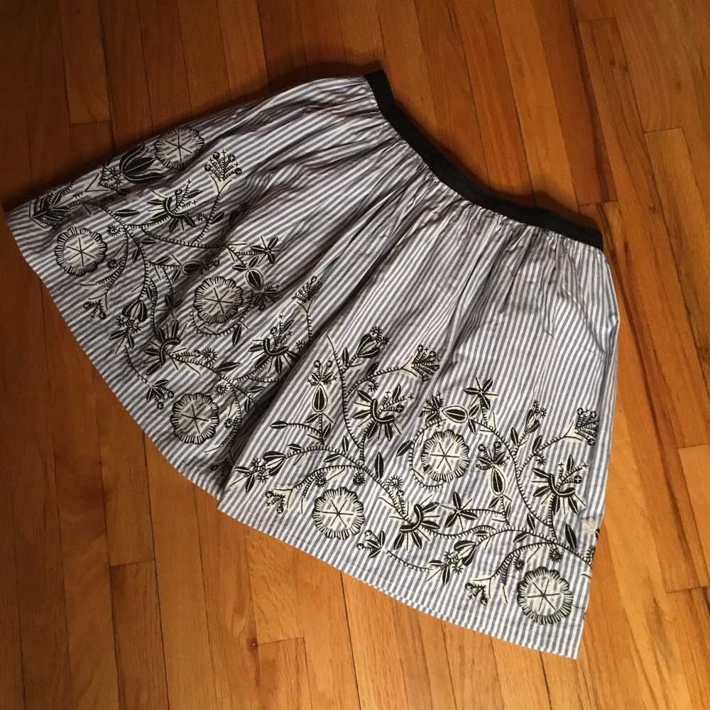 🌸Boden embroidered floral print w/ blue and white pinstripe skirt 12p